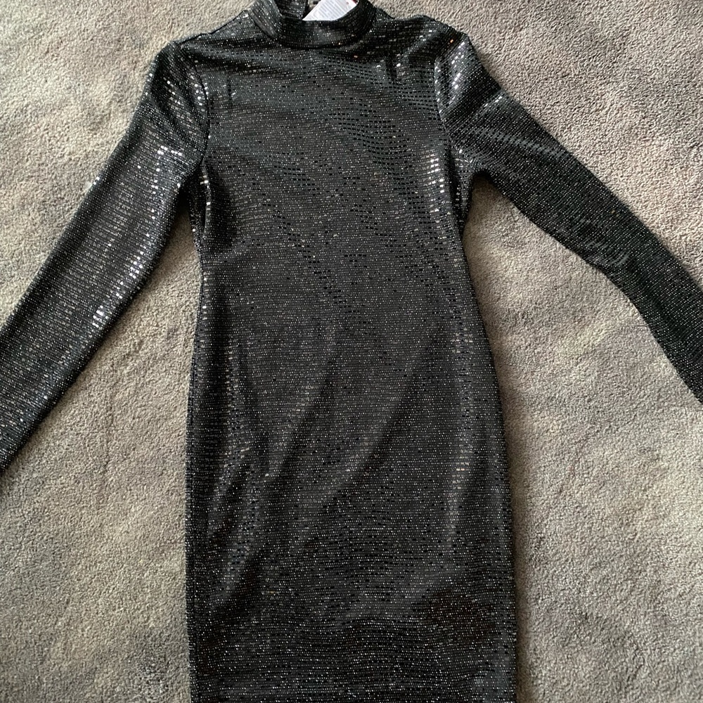 This is a Guess fitted dress in black